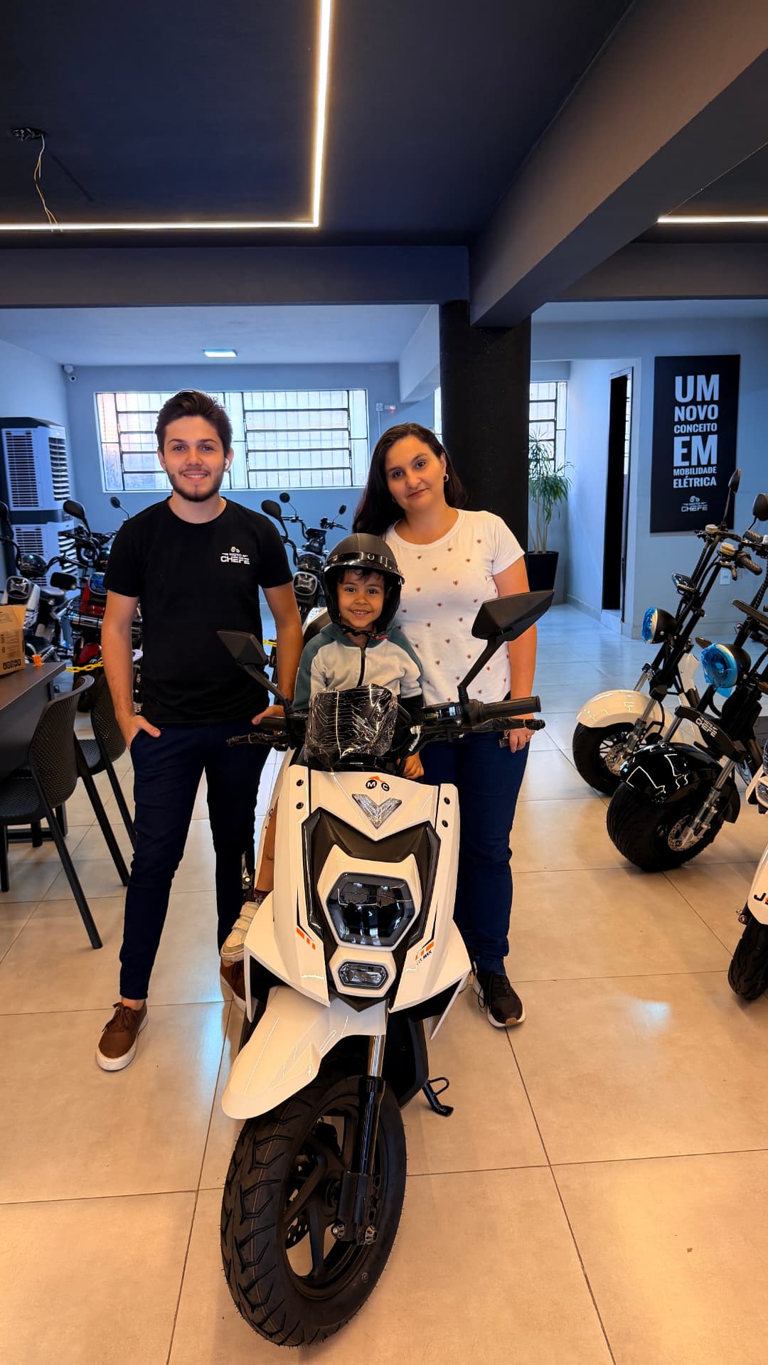 Cliente MOTOCHEFE com sua moto elétrica JET MAX