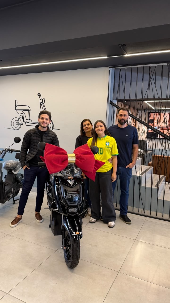 Cliente MOTOCHEFE com sua moto elétrica JET MAX