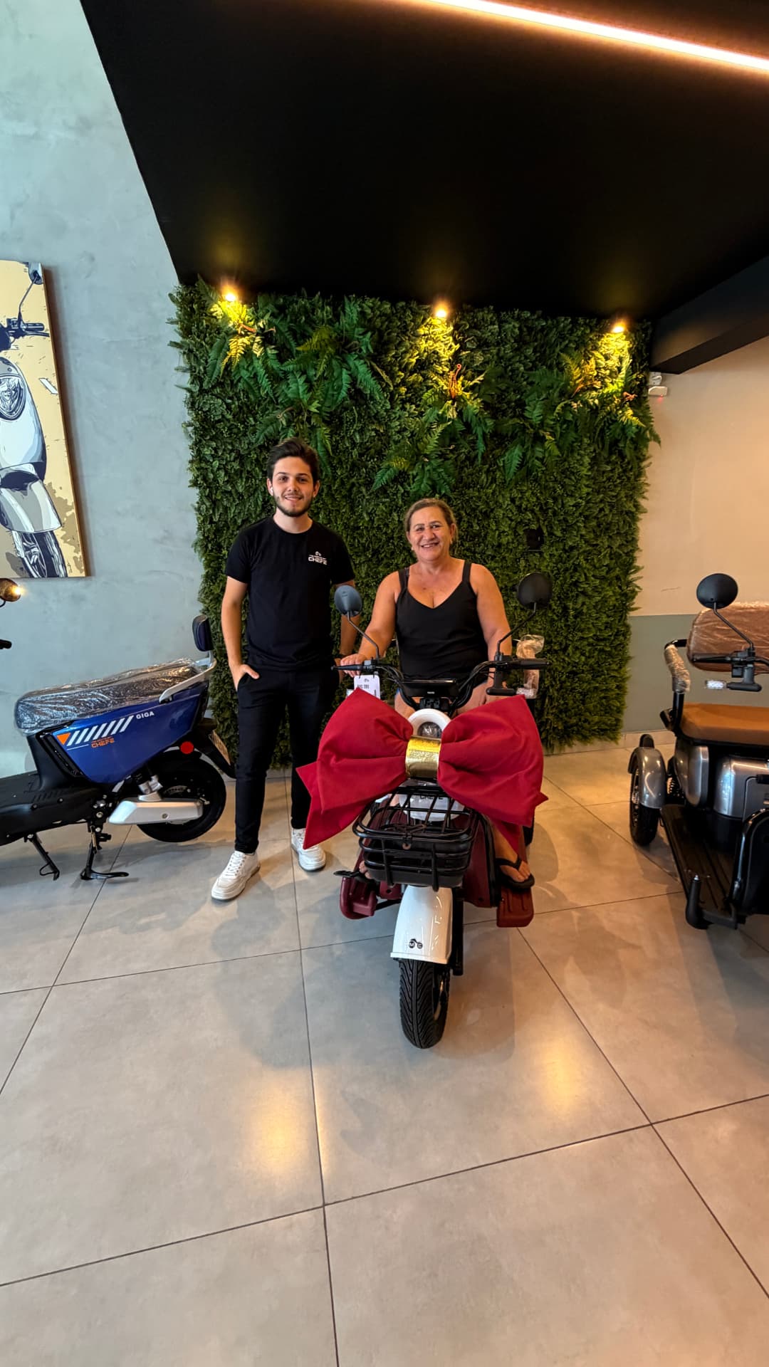 Cliente MOTOCHEFE com sua moto elétrica MIA TRI