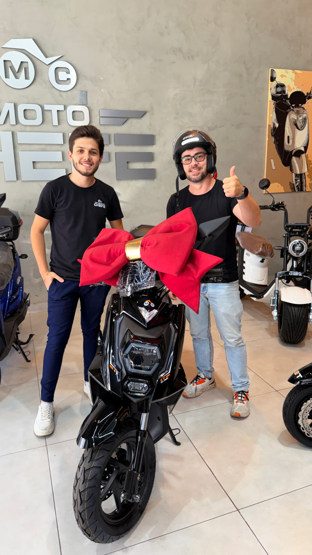 Cliente MOTOCHEFE com sua moto elétrica JET MAX